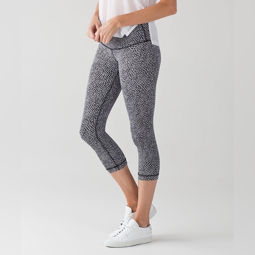 Lululemon Wunder Under Crop Legging III in Scatter Star Arctic Gray Black Sz 6